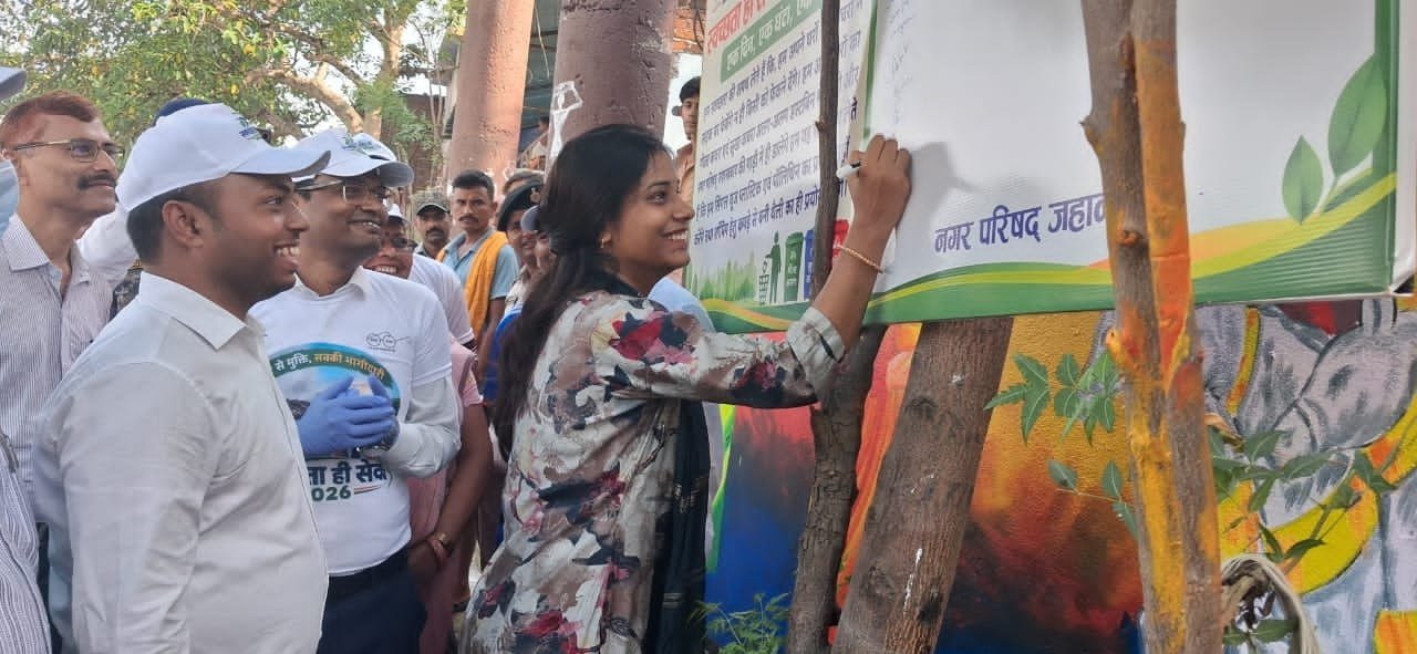 Cleanup of Sangam Ghat intensified ahead of Chhath; DM sends a message of cleanliness by participating in voluntary labor.
